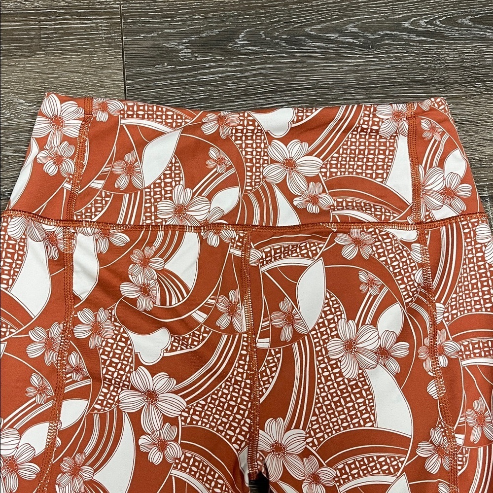 Victoria's Sport knock out burnt orange floral print capri leggings size small - Picture 5 of 6
